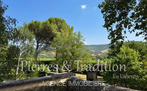Luberon, Provence Magnificent 17th Century Castle With Agricultural Outbuildings And 84 Ha Of Wood