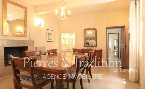 Luberon, Provence Magnificent 17th Century Castle With Agricultural Outbuildings And 84 Ha Of Wood