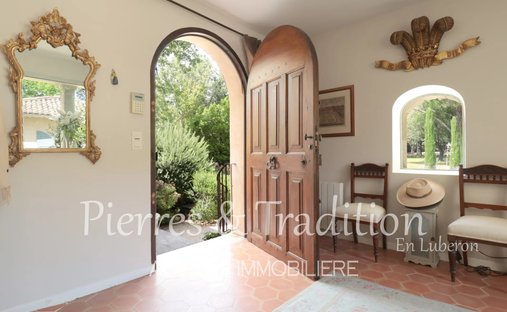 Luberon, Provence Magnificent 17th Century Castle With Agricultural Outbuildings And 84 Ha Of Wood