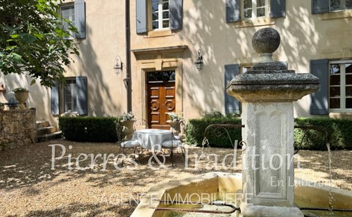 Luberon, Provence Magnificent 17th Century Castle With Agricultural Outbuildings And 84 Ha Of Wood