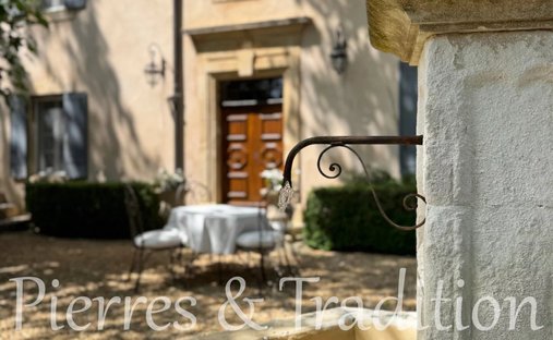 Luberon, Provence Magnificent 17th Century Castle With Agricultural Outbuildings And 84 Ha Of Wood
