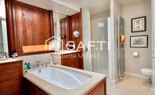 Castle for Sale in Montcaret, Nouvelle-Aquitaine, France