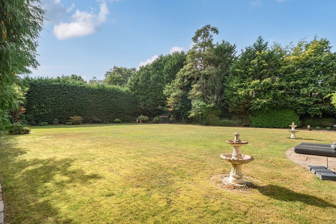 House in Kingswood, Reigate and Banstead, England 3 - 16109710