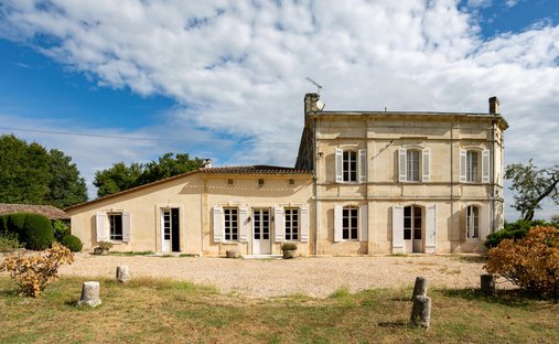 House in Saint-Martin-de-Laye, Nouvelle-Aquitaine, France 1