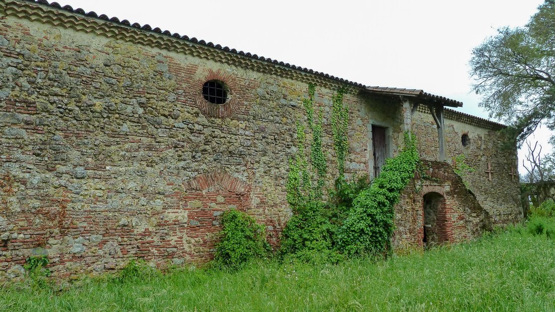 Villarzel: A 15th-Century Château Awaits Its Renaissance in Occitanie’s Golden Hills