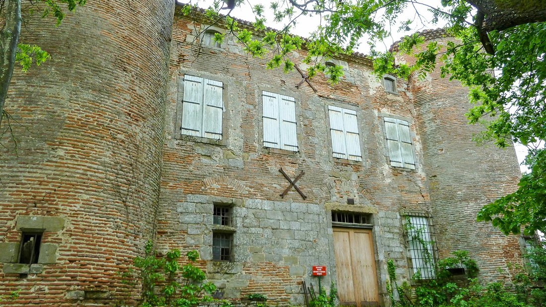 Villarzel: A 15th-Century Château Awaits Its Renaissance in Occitanie’s Golden Hills