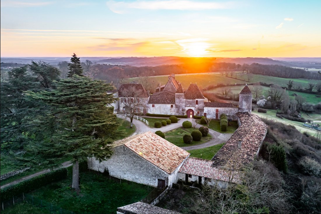 Estate in Saint-Sulpice-de-Faleyrens, Nouvelle-Aquitaine, France 2 - 16115888