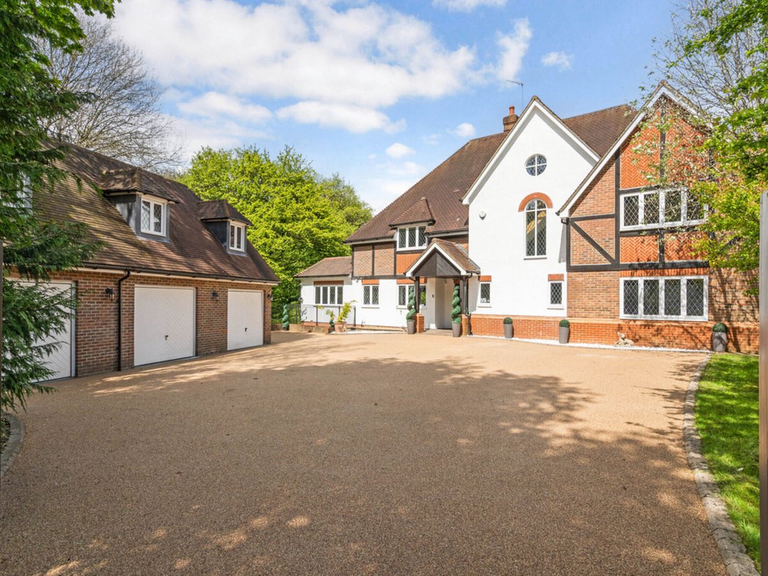House in Beaconsfield, England 1 - 16117169