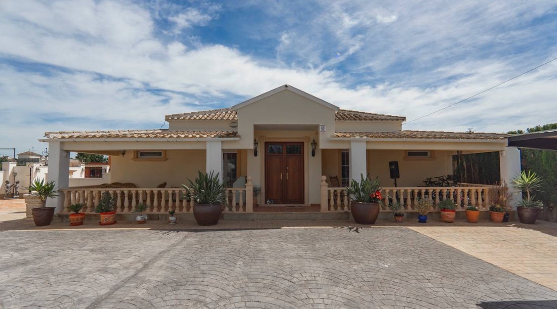 Villa in Almoradi, Valencian Community, Spain 1 - 16117067