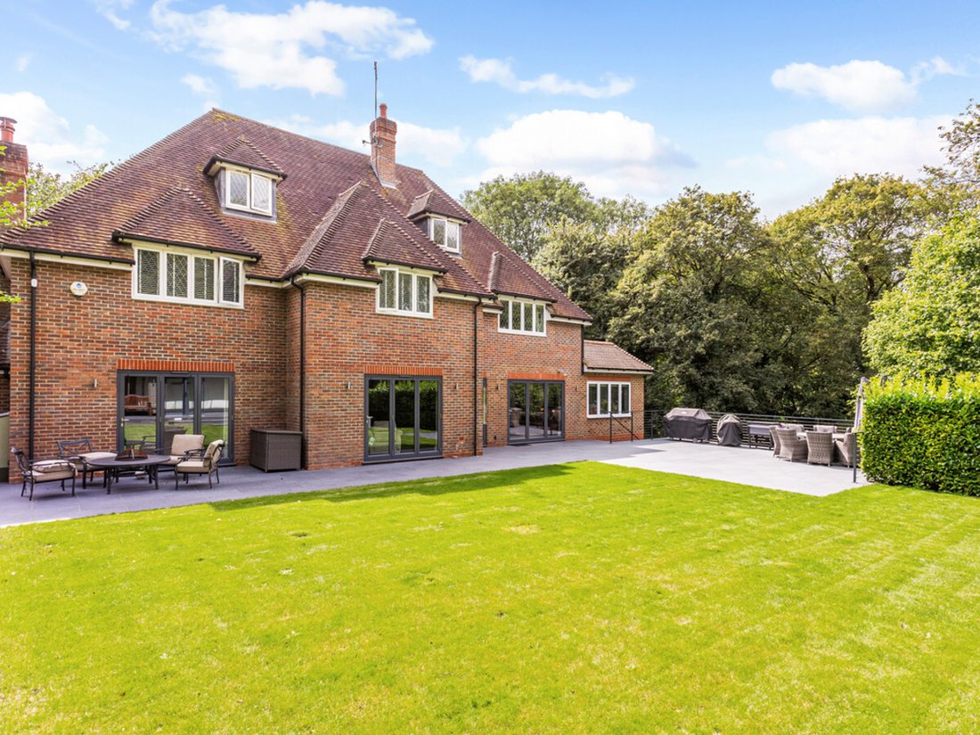 House in Beaconsfield, England 3 - 16117169