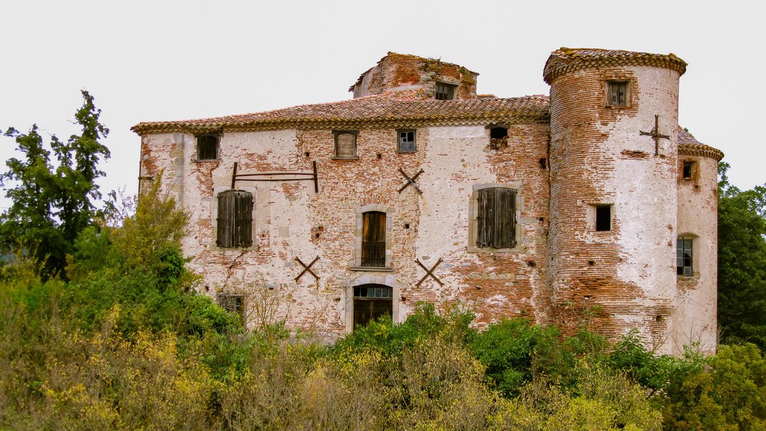 Villarzel: A 15th-Century Château Awaits Its Renaissance in Occitanie’s Golden Hills