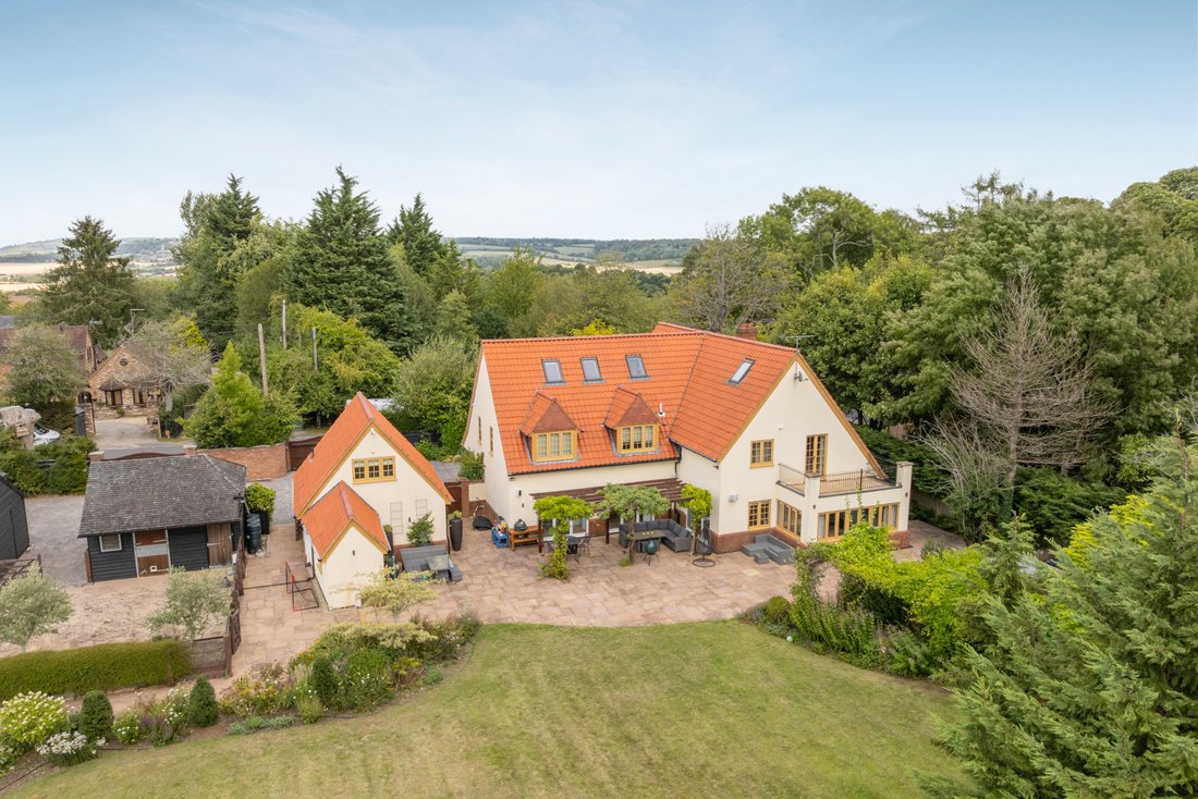 House in Buckinghamshire, England 3 - 16116947