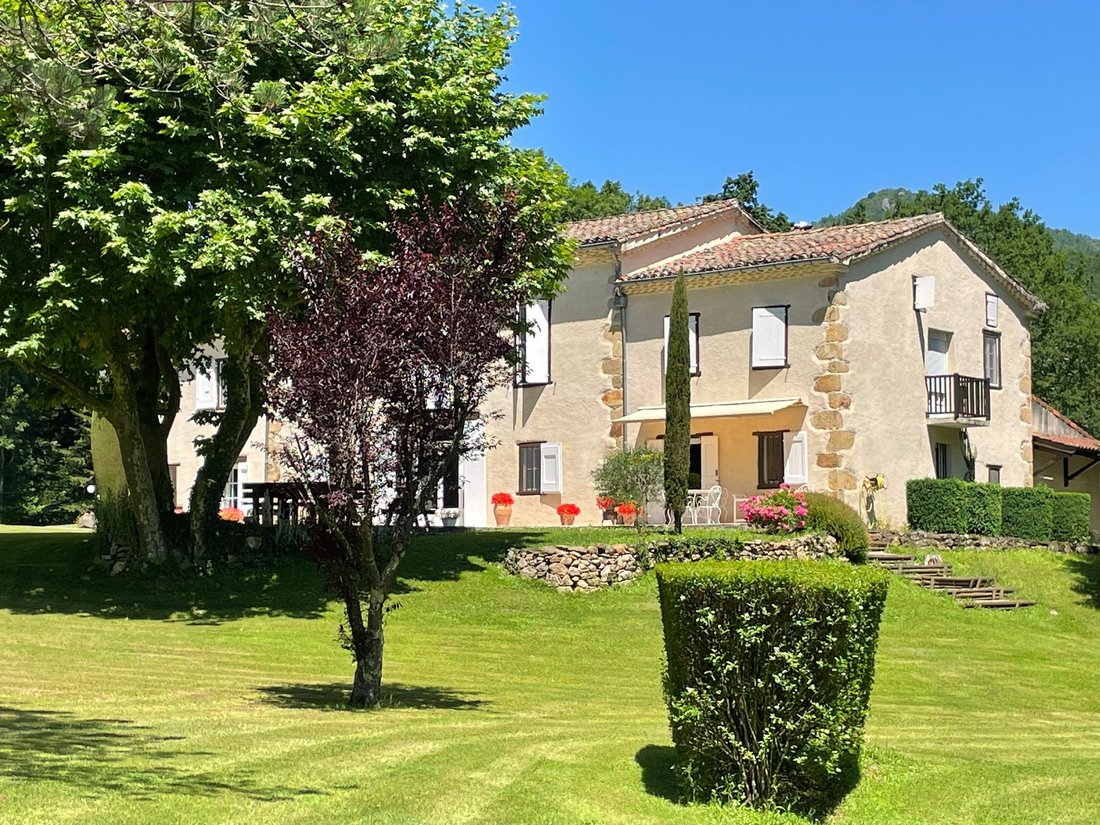 Château des Rêves: A Sunlit Estate Where Time Stands Still in Occitanie’s Golden Hills