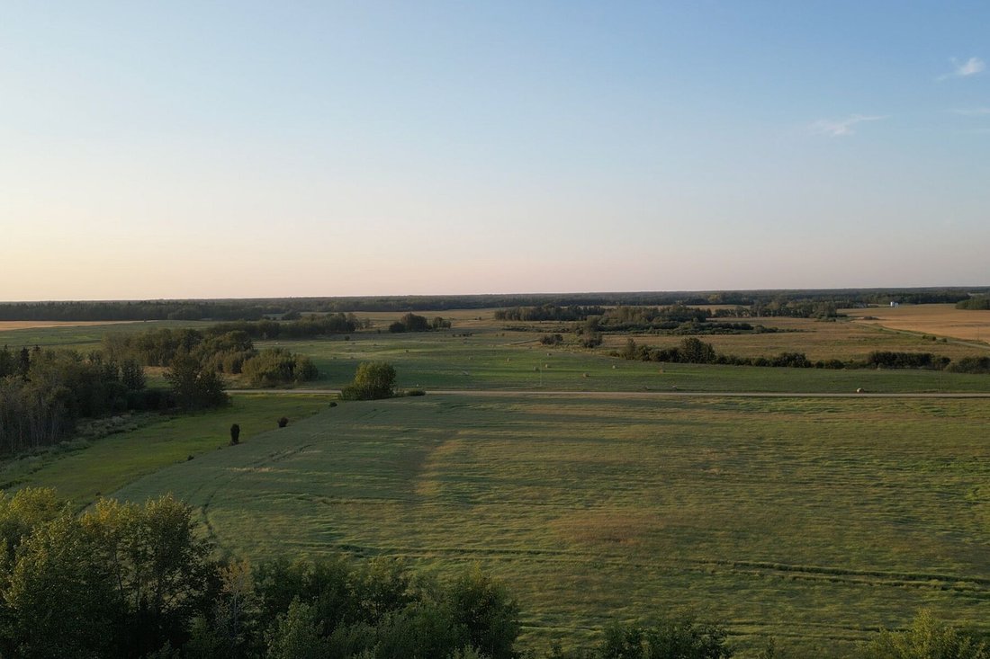 Elbridge, Alberta, Canada 5 - 16121670