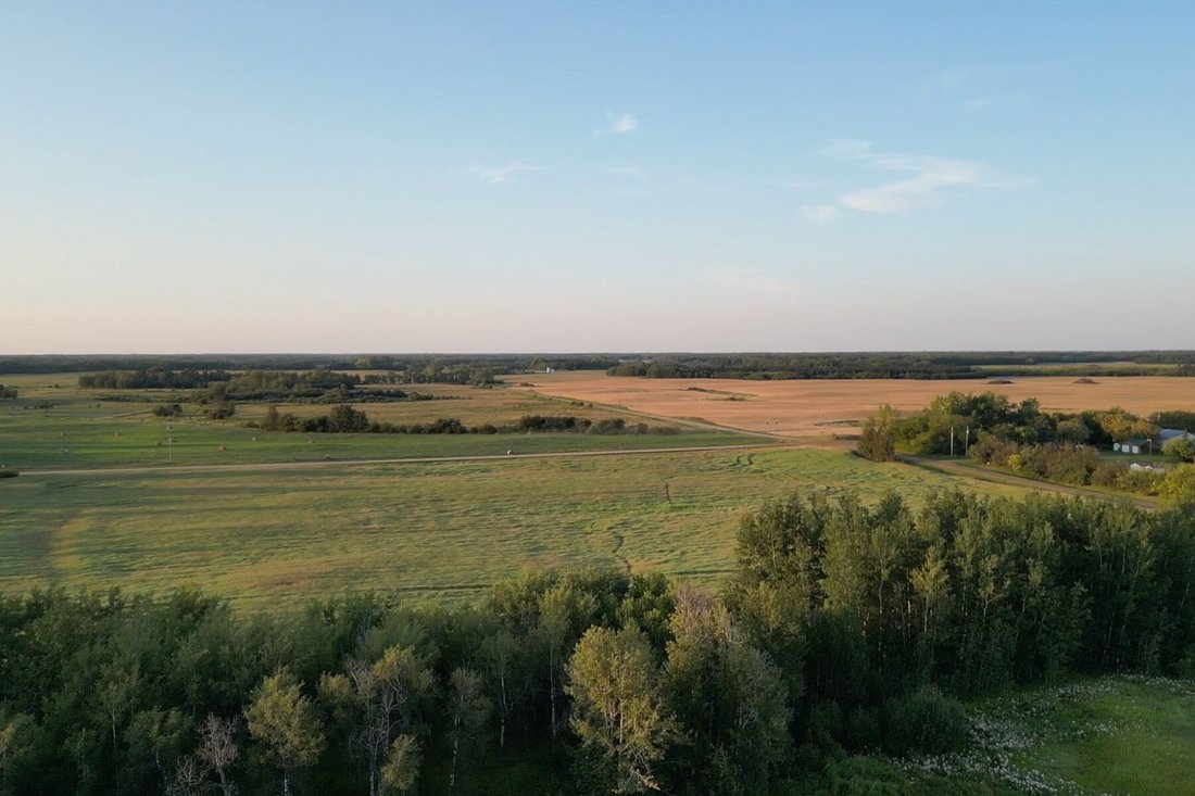 Elbridge, Alberta, Canada 4 - 16121670