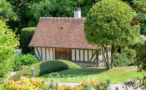 2h From Paris, In The Heart Of The Pays D’auge Area. A Listed 16th /18th Century Chateau Set In Abou