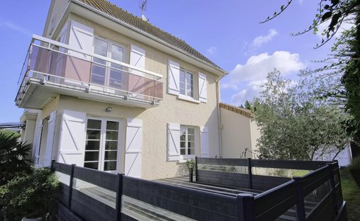 North Caen, Castle (12 Bedrooms) By The Seaside With Outbuildings Set In 1.1 Ha (2.47 Acres) Of Encl