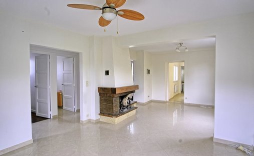 North Caen, Castle (12 Bedrooms) By The Seaside With Outbuildings Set In 1.1 Ha (2.47 Acres) Of Encl