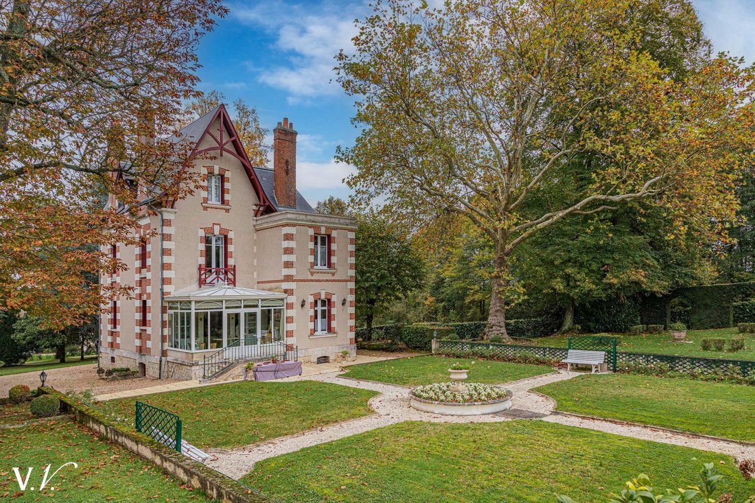 Whispers of Loire: A Timeless Manor in Amboise’s Golden Light