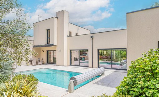 Estate in Saint-Avertin, Centre-Val de Loire, France 1