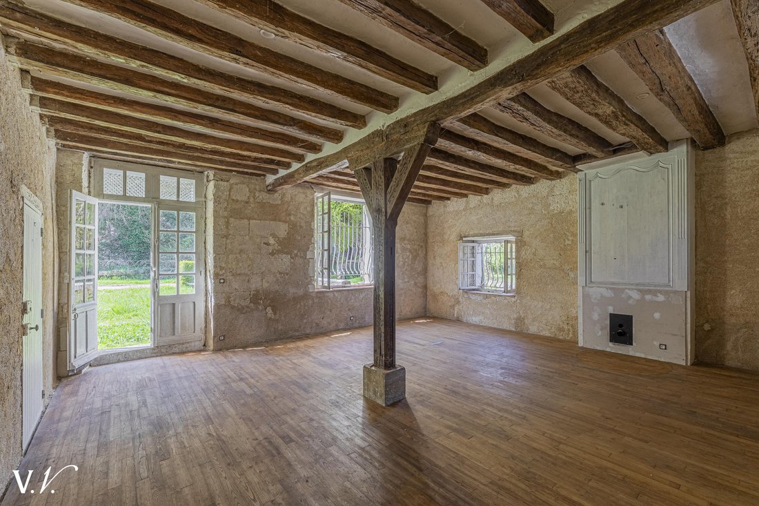 The Forgotten Commons of Véretz: A 1000m² Canvas of History Awaits Your Vision