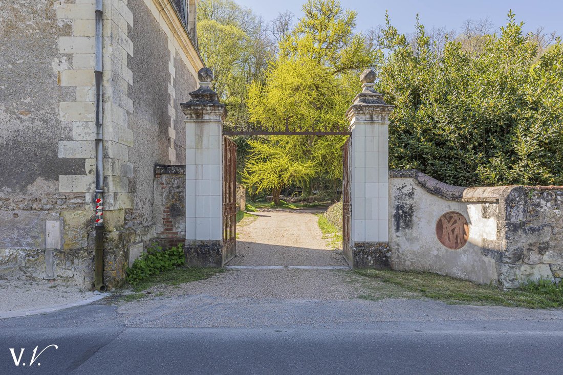 The Forgotten Commons of Véretz: A 1000m² Canvas of History Awaits Your Vision