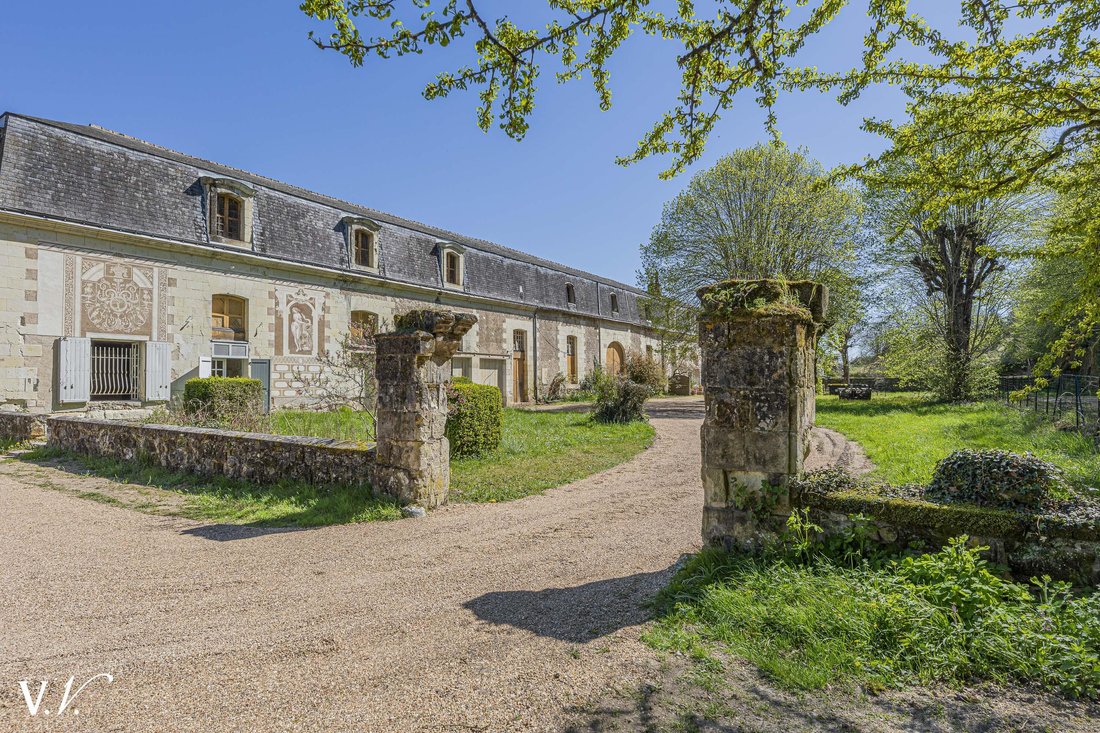 The Forgotten Commons of Véretz: A 1000m² Canvas of History Awaits Your Vision