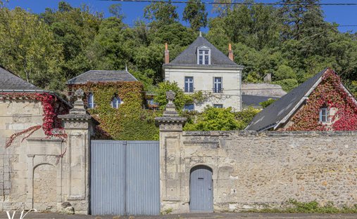 Estate in Saint-Etienne-de-Chigny, Centre-Val de Loire, France 1