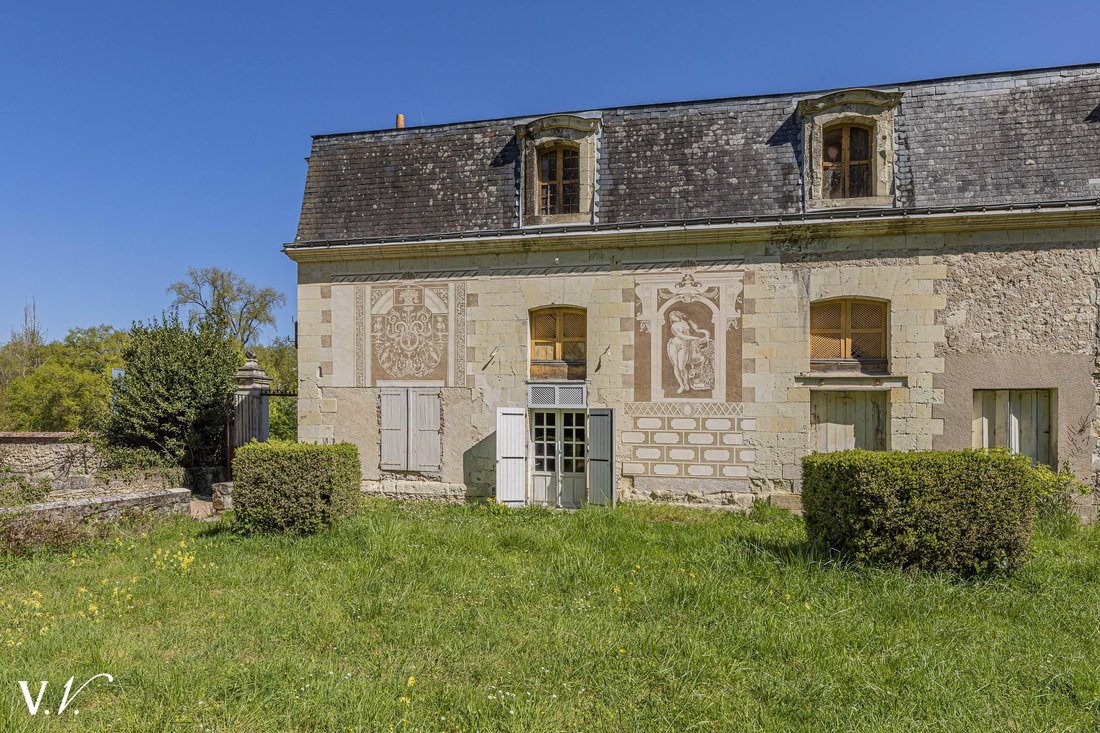 The Forgotten Commons of Véretz: A 1000m² Canvas of History Awaits Your Vision