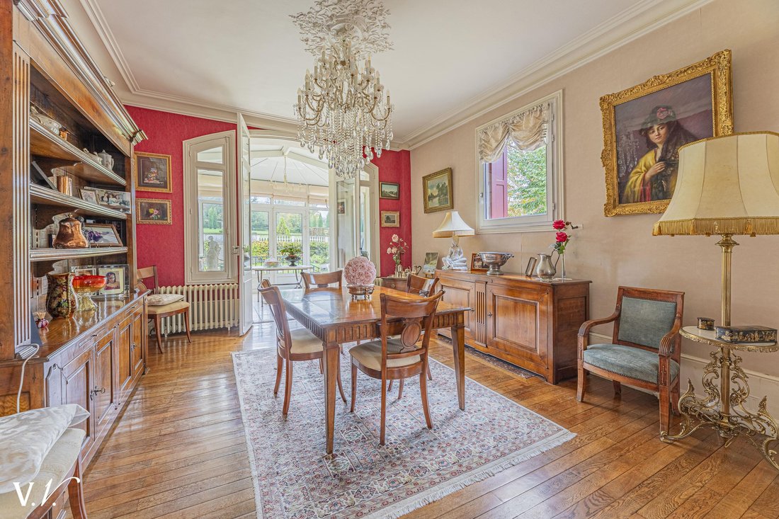 Whispers of Loire: A Timeless Manor in Amboise’s Golden Light