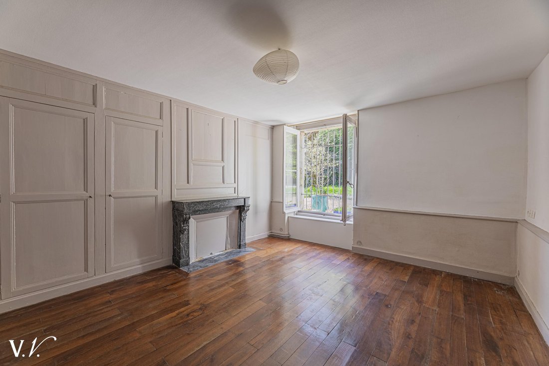 The Forgotten Commons of Véretz: A 1000m² Canvas of History Awaits Your Vision - 5