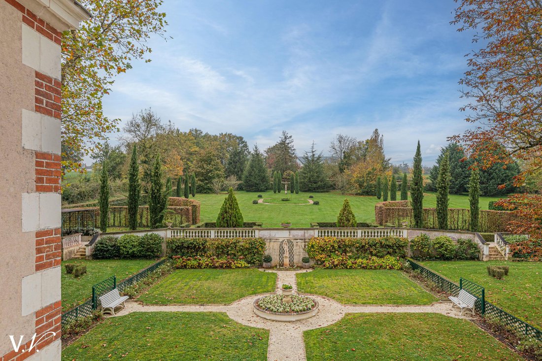 Whispers of Loire: A Timeless Manor in Amboise’s Golden Light
