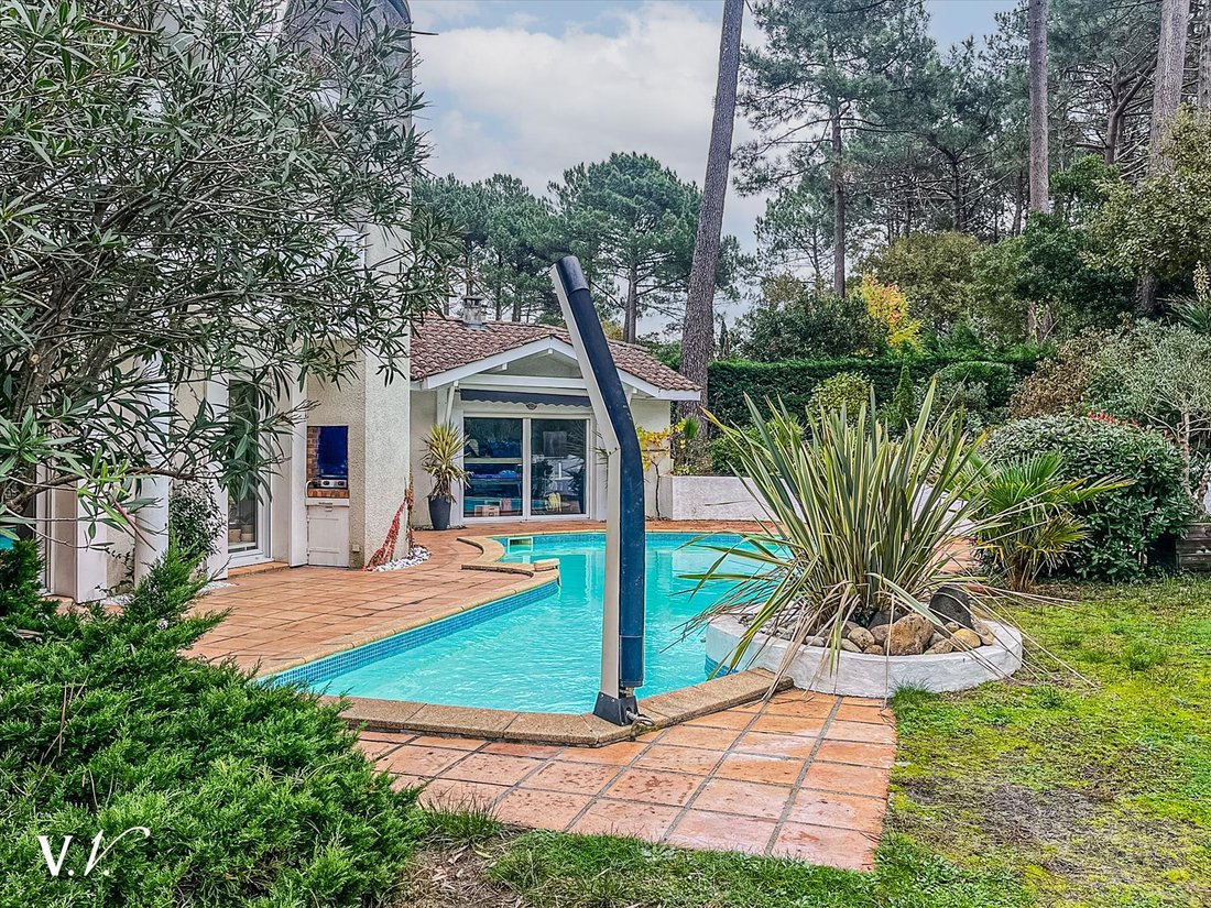Villa in Biscarrosse, Nouvelle-Aquitaine, France 1 - 16126997