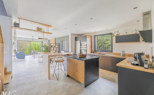 Castle for Sale in Saint-Pierre-des-Corps, Centre-Val de Loire, France