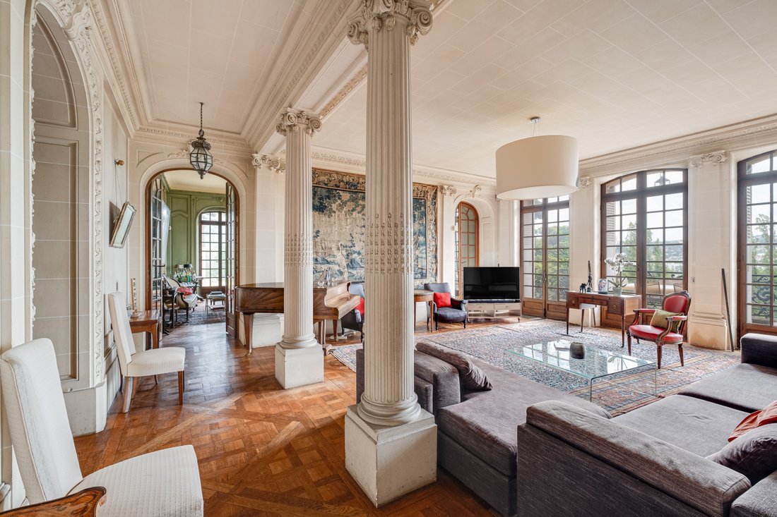 Château des Rêves Éveillés – A 17th-Century Masterpiece Near Lyon’s Golden Light