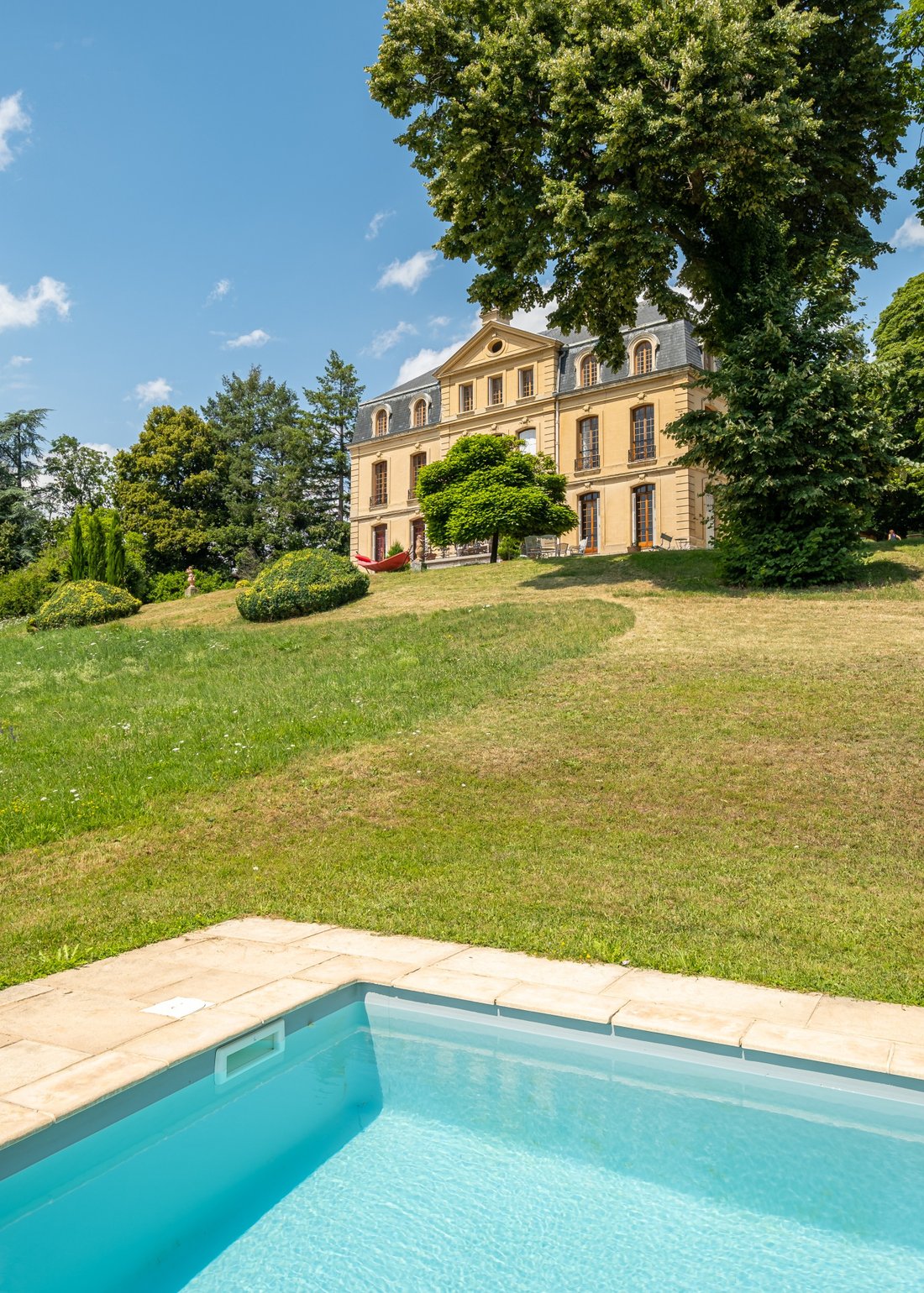 Château des Rêves Éveillés – A 17th-Century Masterpiece Near Lyon’s Golden Light