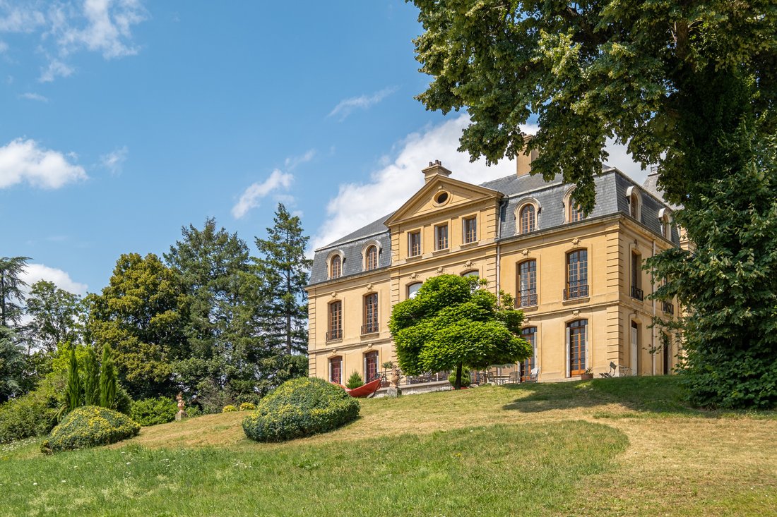 Château des Rêves Éveillés – A 17th-Century Masterpiece Near Lyon’s Golden Light