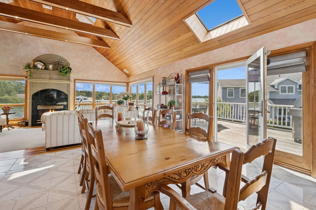 Hampton Bays, New York, United States 4 - 16126772