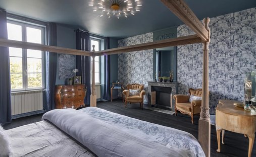 Castle for Sale in Saint-Jean-d'Angély, Nouvelle-Aquitaine, France