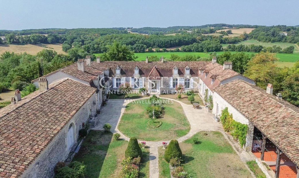 The Noble Chartreuse With Swimming Pool And Pigeoneer