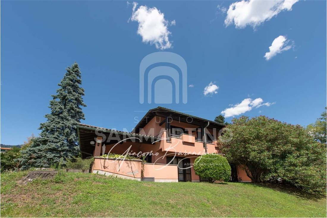 Villa in Barasso, Lombardy, Italy 1 - 16132242