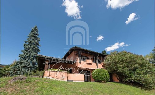 Villa in Barasso, Lombardy, Italy 1