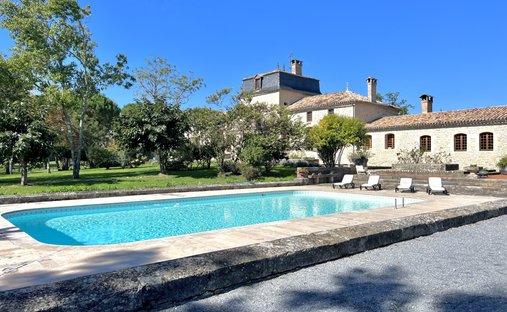 Stunning Château In Gironde With Its Landscaped Park And Breathtaking Views Of The Countryside