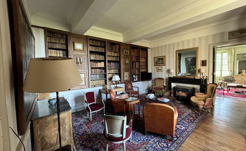 Château 3800 M² Sur Terrain 22ha