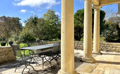 Stunning Château In Gironde With Its Landscaped Park And Breathtaking Views Of The Countryside