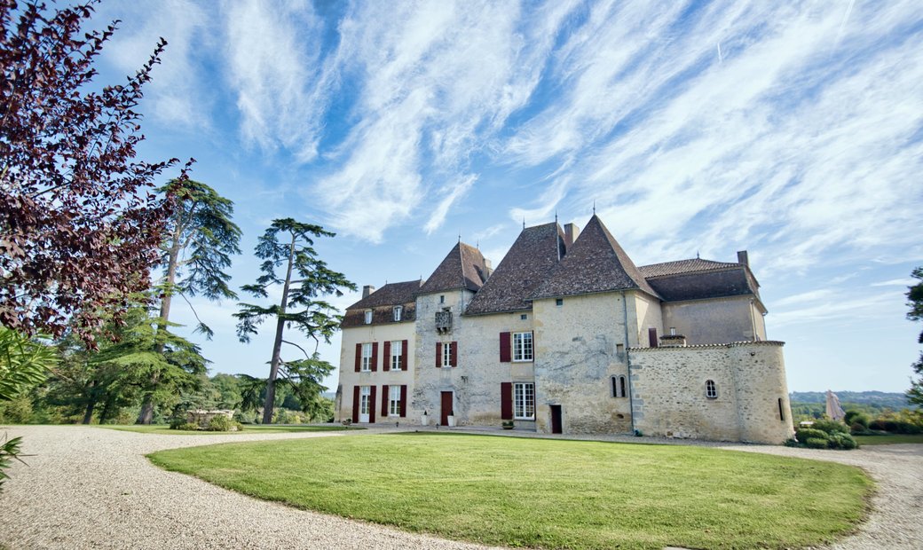 Stunning Château In Gironde With Its Landscaped Park And Breathtaking Views Of The Countryside