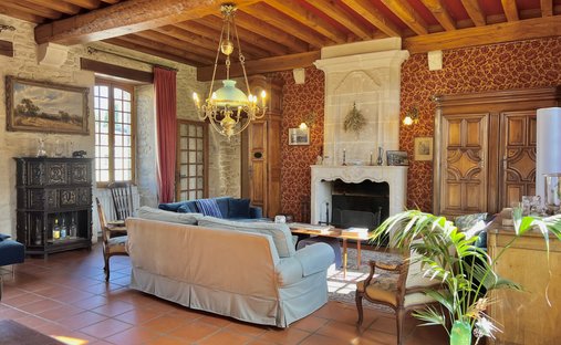 Stunning Château In Gironde With Its Landscaped Park And Breathtaking Views Of The Countryside