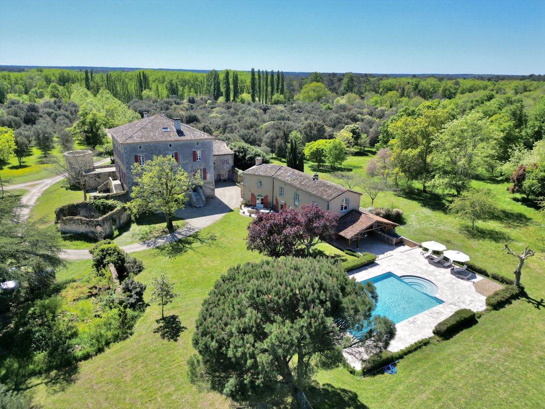 Le Rêve Aquitain: A Castle of Timeless Elegance Near Bordeaux