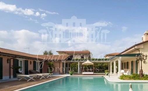 Villa in Pietrasanta, Tuscany, Italy 1