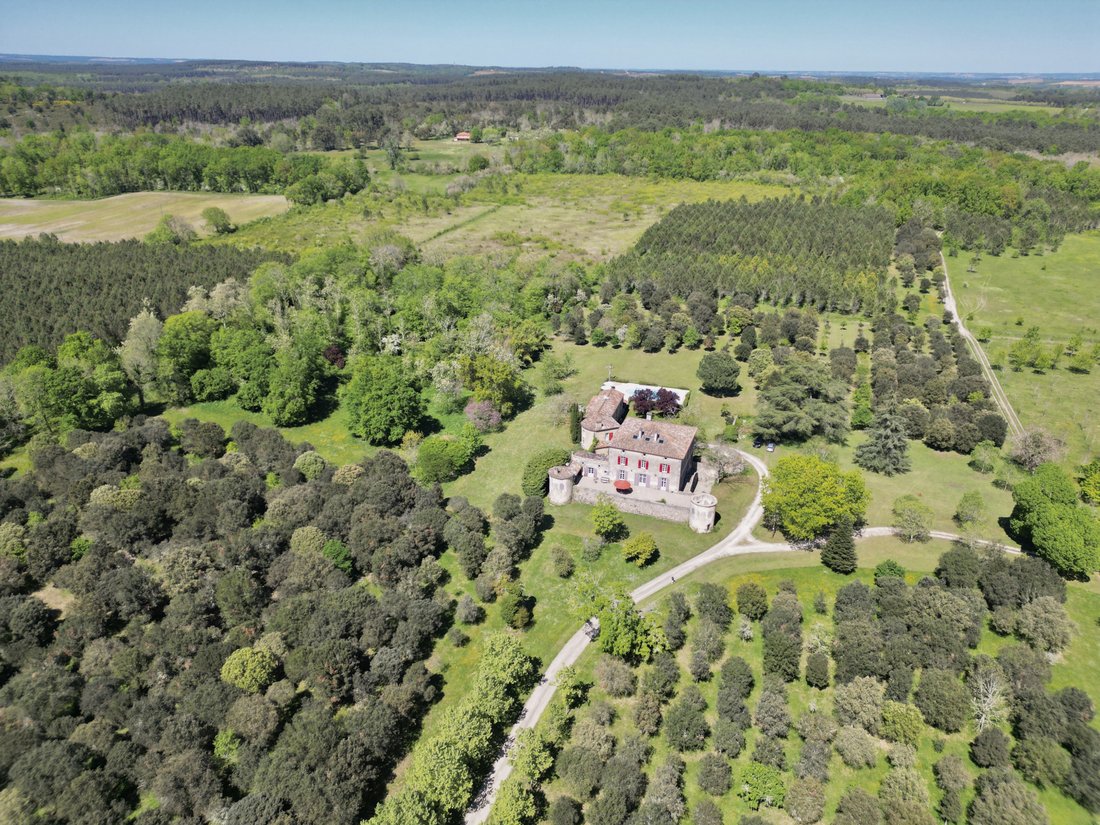 Le Rêve Aquitain: A Castle of Timeless Elegance Near Bordeaux